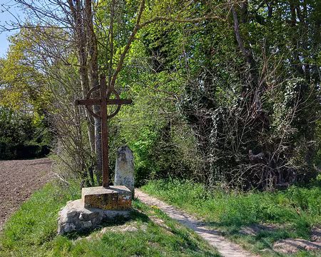 025 Croix et borne près du chemin
