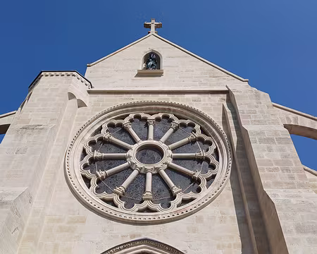 033 La rosace néogothique sur la façade occidentale de l’église