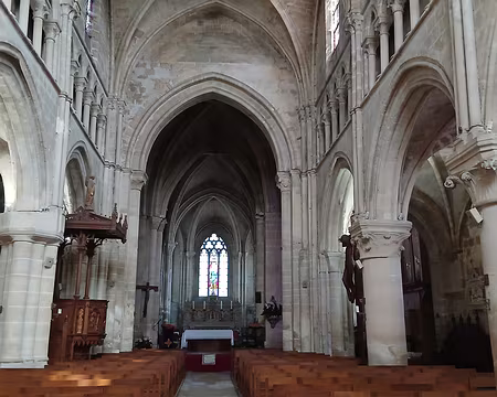 034 La nef (début XIIIème siècle) avec colonnes à chapiteaux feuillagés et triforium. L’église a été classée monument historique en 1915