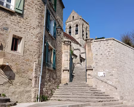 035 L’escalier du XVIIème siècle qui mène à l’église d’Auvers a été classé monument historique en 1947