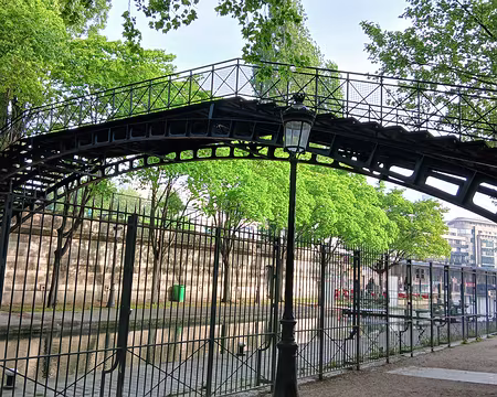 002 La passerelle de la Villette est la première passerelle au-dessus du canal Saint-Martin inauguré en 1825