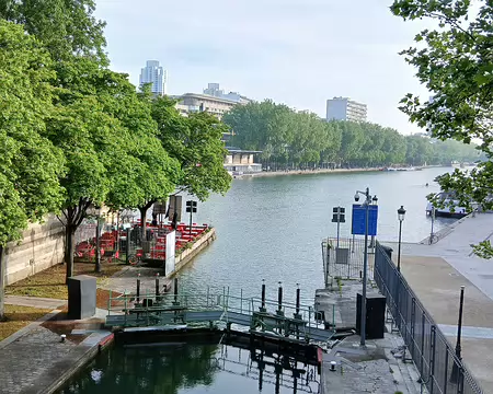 003 Le bassin de la Villette, inauguré en 1808, reçoit l’eau du canal de l’Ourcq. Le canal Saint-Martin commence ici. L’écluse de la Villette est la première écluse...