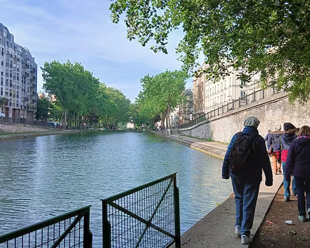 009 Le canal Saint-Martin, long de 4,5 km (dont 2 km en souterrain), relie le bassin de la Villette à la Seine (dénivellation de 25 m)