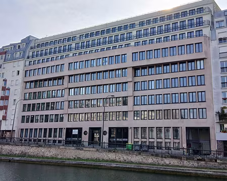 011 Le bâtiment des artisans, près du bassin du Combat, regroupait de nombreux corps de métiers