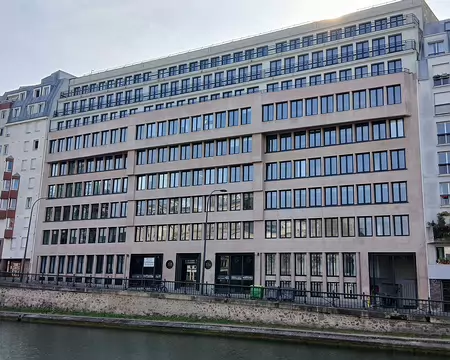011 Le bâtiment des artisans, près du bassin du Combat, regroupait de nombreux corps de métiers