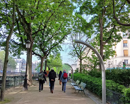015 Le canal Saint-Martin, autrefois industriel, est devenu un lieu de promenade