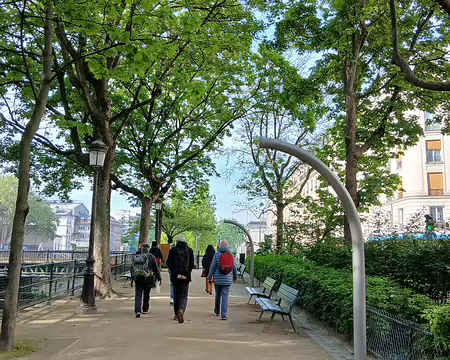 015 Le canal Saint-Martin, autrefois industriel, est devenu un lieu de promenade
