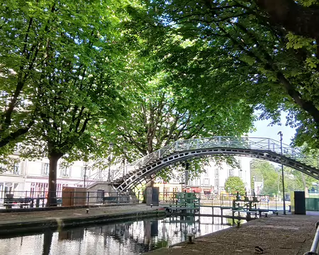 024 La passerelle Arletty. « Atmosphère, atmosphère, … »