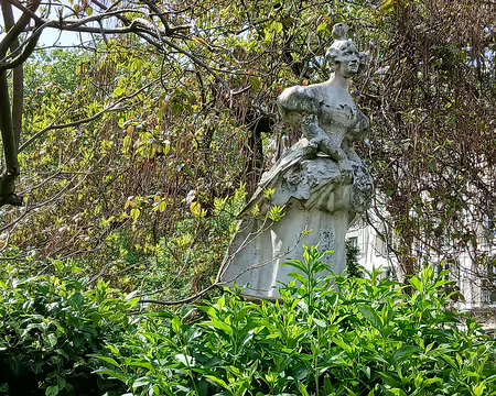 034 La Grisette de 1830, œuvre de Jean-Bernard Descomps (1911) dans le square Dominique Bernard