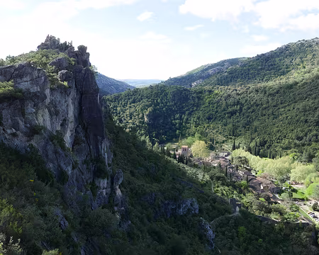 P1180522 Vue sur le château du Géant qui domine le village de Saint-Guilhem-le-Désert.