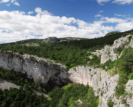 P1180525 Vue sur le petit cirque au sud de la baume de l'Olivier.