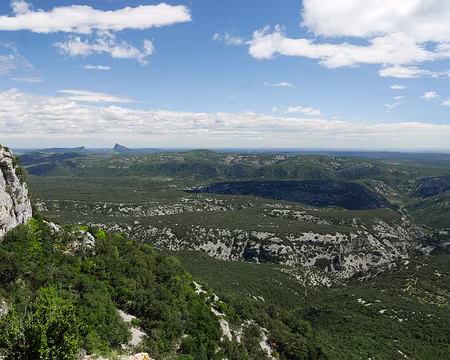 P1180530 Vue vers le Pic Saint-Loup (658m) et la Montagne d'Hortus (512m).