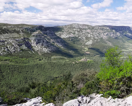 P1180537 Vue sur Pégairolles-de-Buèges et le cirque de la Séranne dominé par Peyre Martine (782m).
