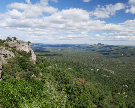 P1180546 Vue sur la montagne d'Hortus et le Pic Saint-Loup peu avant Rocs des Aucelous (575m).