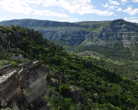 P1180549 Vue sur le village de Pégairolles-de-Buèges accroché à son rocher dominé par la Truque (690m).
