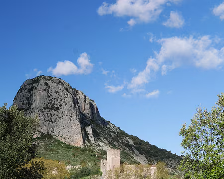 P1180563 Arrivée sur Saint-Jean-de-Buèges avec le Roc de Tras Castel (371m).
