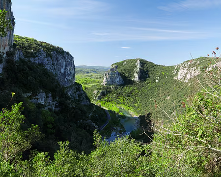 P1180568 Vue sur la croix de Saint-Micisse et le rocher de Sion au débouché de ce défilé de l'Hérault. Depuis le belvédère dans le ravin au sud de l'aven des Abeillaires...