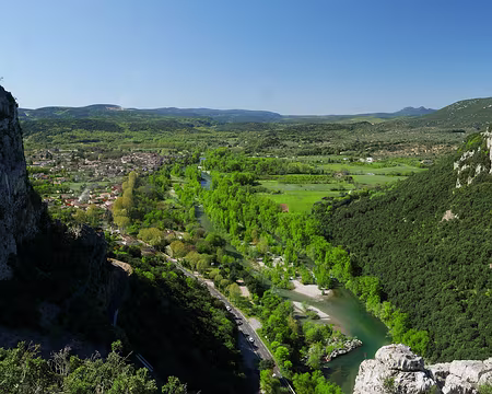 P1180574 Vue sur Saint-Bauzille-de-Putois bordé par l'Hérault. Au loin sur la gauche, le Pioch Camp (426m) avec sa carrière et à droite le Roc de la Vigne (709m) et le...