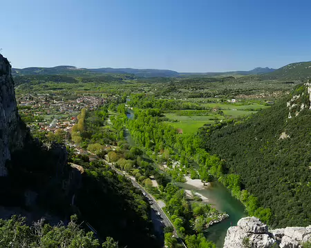 P1180574 Vue sur Saint-Bauzille-de-Putois bordé par l'Hérault. Au loin sur la gauche, le Pioch Camp (426m) avec sa carrière et à droite le Roc de la Vigne (709m) et le...