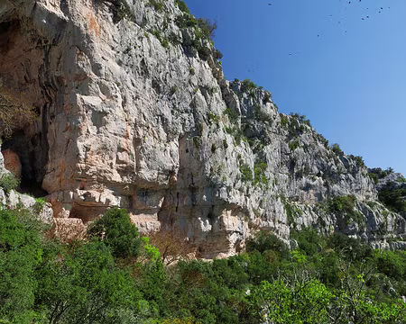 P1180586 Grotte avec l'échelle en bois et vire.