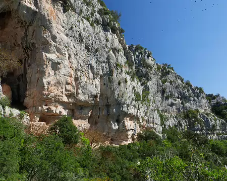 P1180586 Grotte avec l'échelle en bois et vire.