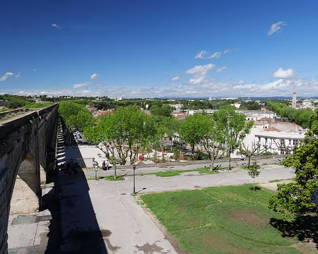 P1180615 Vue sur l'aqueduc de Saint-Clément depuis la place du Peyrou.