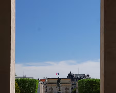 P1180617 Vue sur l'arc de triomphe depuis l'extrémité ouest de la place du Peyrou.