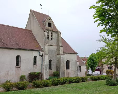 029 L’église romane Saint-Caprais au cœur du village d’Isles-les-Meldeuses. Clocher en bâtière du XIIIème siècle