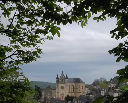 DSC_0006 Terrasson: Fenêtre végétale sur la ville et son église St Sour du XV ième.