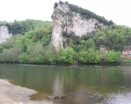 DSC_0021 Boucle de Vitrac: La Dordogne au pied de la falaise, à l'ancien point de passage du bac entre Vitrac rive droite et Domme rive gauche.