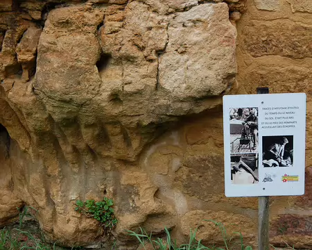 DSC_0025 Boucle de Vitrac: Trace d'affutage d'outil, du temps où le pied des remparts du village accueillait des échoppes.