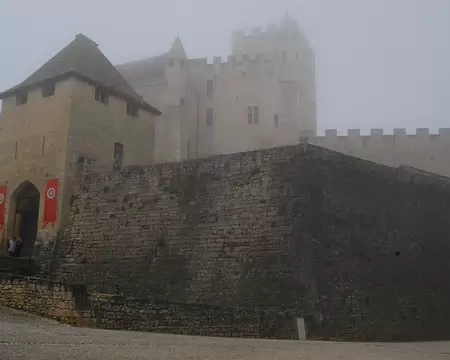 DSC_0040 Beynac: Entrée du château dans la brume.