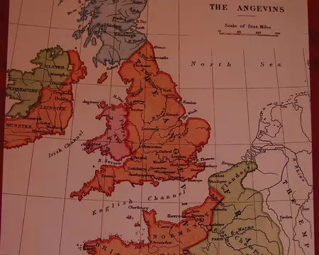 DSC_0042 Beynac: La France partagée avec le royaume d'Angleterre : le fleuve Dordogne fut une frontière très disputée à partir de la seconde moitée du XII ième.