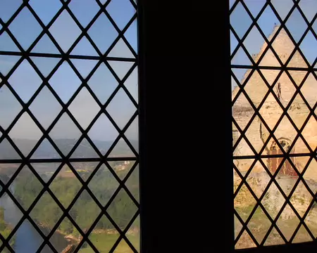 DSC_0047 Beynac: Vue floue sur la Dordogne et la chapelle, telle qu'on pouvaient l'avoir au Moyen Age.