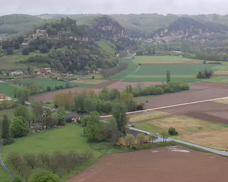 DSC_0079 Castelnaud: Vue du château sur la plaine de la Dordogne et le château de Marqueyssac.