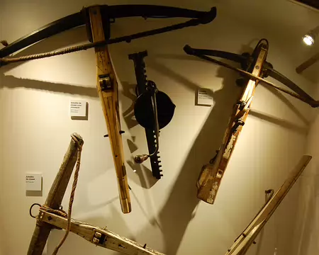 DSC_0083 Castelnaud: Une vitrine rassemblant des arbalètes : le château rassemble une belle collection d'armes du Moyen Age.
