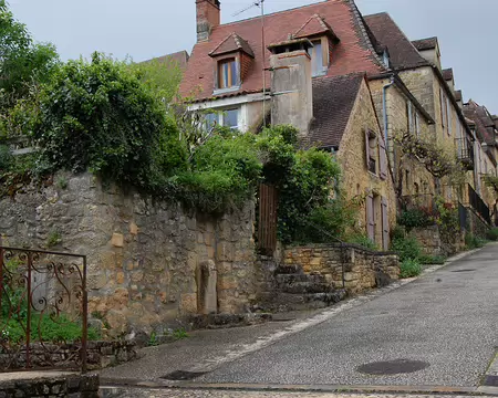 DSC_0093 Domme: Rue escarpée, bordée de maisons aux pierres ocres.