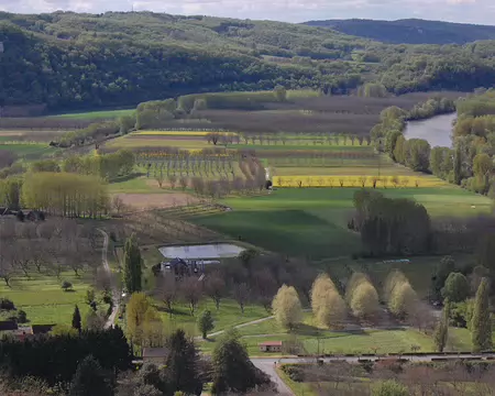 DSC_0099 Domme: Vue de l'esplanade au nord de la ville sur la vallée de la Dordogne, ses arbres renaissants et ses vergers de noyers.