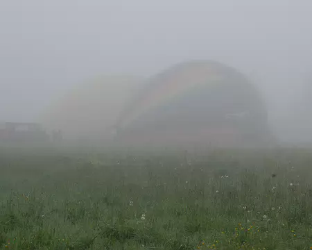 DSC_0104 Jour 6 : Lever du jour brumeux : il va faire beau puisqu'on gonfle des montgolfières prés du camping.