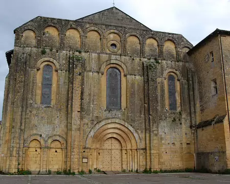 DSC_0118 L'abbaye de Cadouin, construite à partir de 1115, et sa façade-mur.