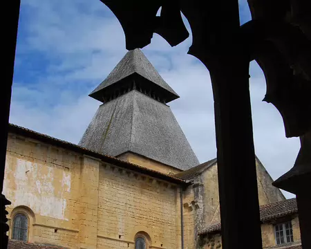 DSC_0119 Cadouin: Son cloitre, remanié au XV ieme, sous Louis XI, en gothique flamboyant; son clocher permettant de rabattre le son des cloches sur l'abbaye,