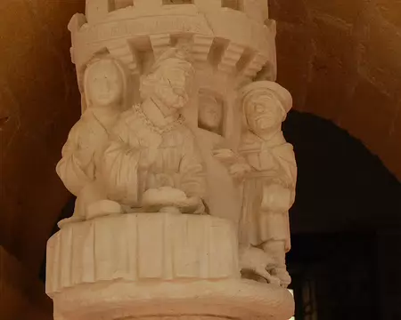 DSC_0122 Cadouin: Marmouset (chapiteau à hauteur d'homme) de Lazare se présentant à la table du mauvais riche.