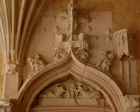 DSC_0123 Cadouin: La porte Marie Madeleine, gothiques flamboyant, avec ses choux frisés, et son semis de coquilles rappelant que l'abbaye se trouve sur un chemin de St...