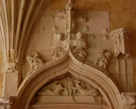 DSC_0123 Cadouin: La porte Marie Madeleine, gothiques flamboyant, avec ses choux frisés, et son semis de coquilles rappelant que l'abbaye se trouve sur un chemin de St...