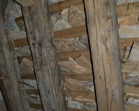 DSC_0137 Marqueyssac: Dans les combles d'une aile du château, l'arrangement des lauses, vu de l'intérieur. Toutes les 2 ou 3 couches de lauses, une câle permet de les...