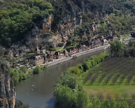 DSC_0145 Marqueyssac: A l'extrémité est du parc, vue sur La Roque-Gageac.
