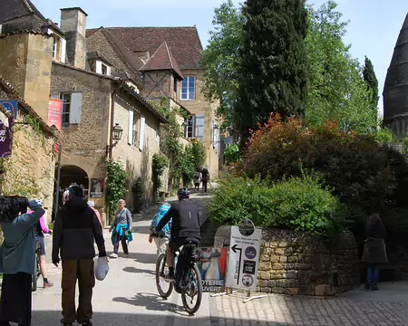 DSC_0159 Dernière étape, Sarlat : la rue Montaigne et la lanterne des morts à droite.