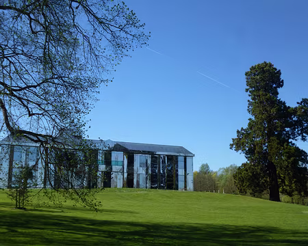 P1200954 Le château fut construit au XVIè siècle et incendié le 22 août 1944, puis reconstruit dans le style Directoire en 1954-57...