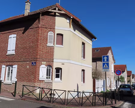 IMG_6611 La cité ouvrière de la Chocolaterie de Noisiel comprend des pavillins mitoyens.