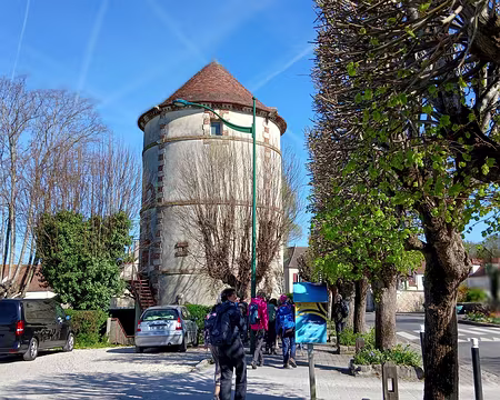 008 Cette tour, haute de 9 m, a été transformée en pigeonnier au XVIIIème siècle. Située au cœur du village, à l’emplacement d’un château médiéval